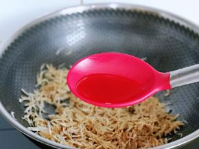 加入料酒，适当多些去腥。