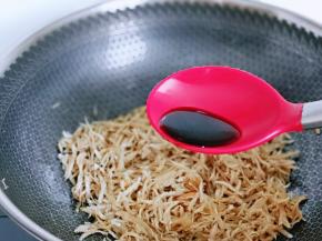 再加入生抽提鲜。