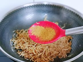 加入十三香，孜然粉。(不喜欢可以不放)