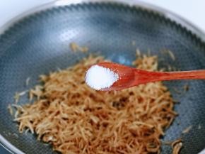 按个人口味加入盐，小火煸炒2-3分钟。