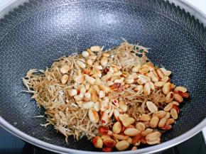 加上炒熟的花生米，辣椒。