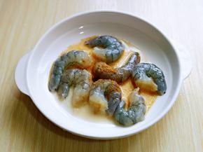 鲜虾去皮去头，去虾线，放入盘中，加入料酒，十三香抓拌均匀，腌制10分钟。