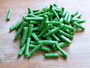 长豇豆去根，切小段。