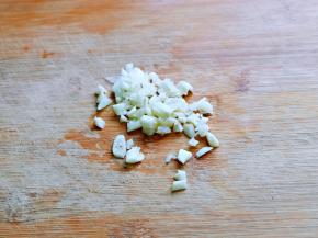 大蒜去皮，切碎。