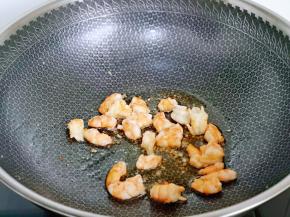 起油锅加入腌制过的虾仁煸炒，炒制变色后盛出备用。
