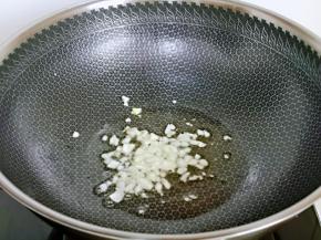 另起油锅加入蒜末炒香。