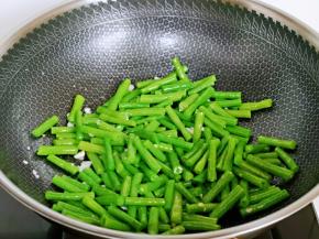 加入焯水的长豇豆翻炒均匀