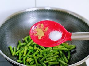 按个人口味加入盐，十三香。