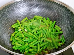 加入一汤勺纯净水，将豇豆炒熟。