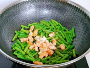 加入煸炒过的虾仁。