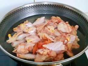 鸡买回来清理干净切小块，焯水，冷水下锅。