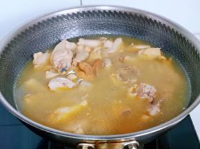 烧开后大火煮3分钟，捞出冷水冲洗干净备用。