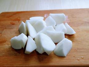 白萝卜去皮切小块。