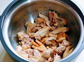 首先将鸡块放入汽锅中。