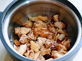 用汤勺翻拌均匀。