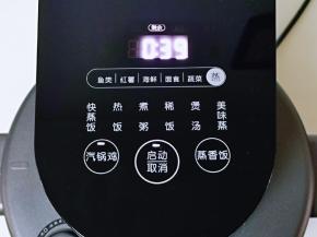 启动汽锅鸡功能，40分钟即可享用美味。(时间也要根据鸡的年龄另定)