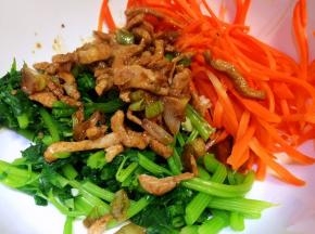 食材放入碗中