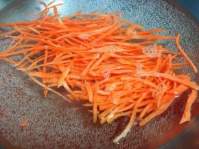 锅中烧开水，放入胡萝卜丝烫9分熟，捞出沥干水分备用