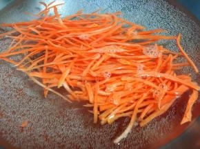 锅中烧开水，放入胡萝卜丝烫9分熟，捞出沥干水分备用