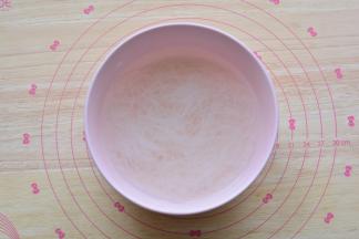 将粉丝用冷水浸泡二十分钟至软