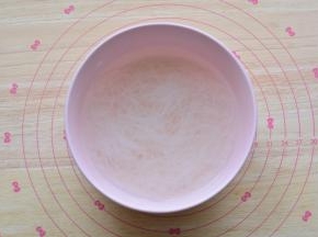 将粉丝用冷水浸泡二十分钟至软