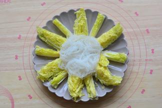 泡好的粉丝捞出，放在娃娃菜上面