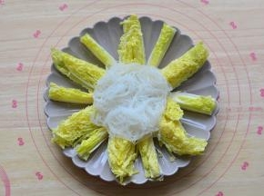 泡好的粉丝捞出，放在娃娃菜上面