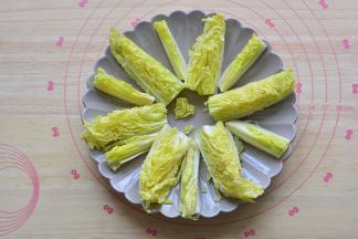 娃娃菜清洗干净，切成小瓣，大蒜去皮剁成蓉，锅里放适量的玉米油，加入蒜蓉，炸至金黄。