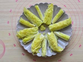 娃娃菜清洗干净，切成小瓣，大蒜去皮剁成蓉，锅里放适量的玉米油，加入蒜蓉，炸至金黄。