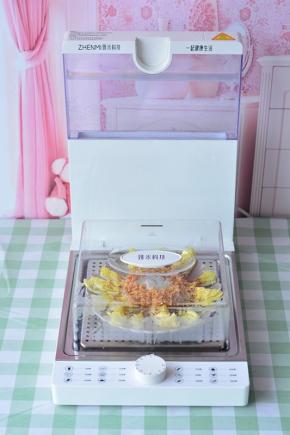 做好的娃娃菜放在臻米折叠蒸锅里面，盖上盖子，蒸15分钟就可以信用了