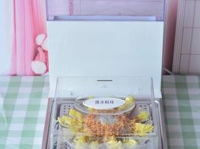 做好的娃娃菜放在臻米折叠蒸锅里面，盖上盖子，蒸15分钟就可以信用了