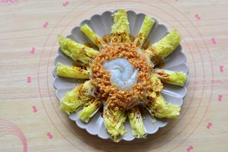 炸好的蒜蓉放在粉丝上面，生抽、砂糖、清水搅拌均匀，淋在娃娃菜上面,虾仁摆上