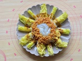 炸好的蒜蓉放在粉丝上面，生抽、砂糖、清水搅拌均匀，淋在娃娃菜上面,虾仁摆上