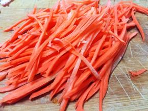 胡萝卜洗净去皮切丝