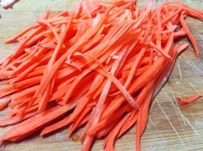 胡萝卜洗净去皮切丝