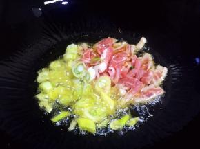 油锅烧热，放入葱碎和肉丝翻炒