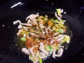 肉丝炒至变色，放入花椒粉和生抽翻炒均匀出锅