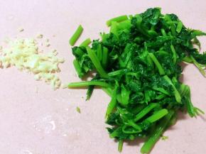 芹菜轻轻攥干水分，切段，大蒜切末