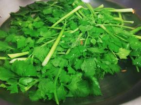 芹菜洗净，下锅烫9分熟