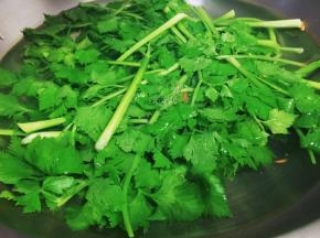 芹菜洗净，下锅烫9分熟