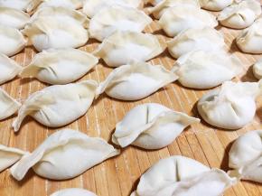 全部包好后，锅中烧开水，此时可以准备蘸饺子的酱汁（大蒜捣碎，与酱油、辣椒油、醋混合）