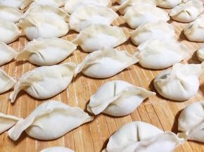 全部包好后，锅中烧开水，此时可以准备蘸饺子的酱汁（大蒜捣碎，与酱油、辣椒油、醋混合）