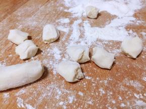 醒好的面团搓成长条，揪小剂子