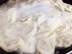 饺子下锅煮熟（开盖煮皮，刚下锅时要经常顺锅边搅动，以免饺子粘锅底，水开后盖盖煮馅，但是要看住别让饺子汤溢出来）