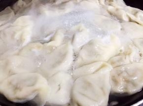 饺子下锅煮熟（开盖煮皮，刚下锅时要经常顺锅边搅动，以免饺子粘锅底，水开后盖盖煮馅，但是要看住别让饺子汤溢出来）