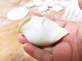 包饺子，形状就看个人喜好了