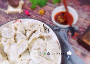 装盘蘸蒜泥酱汁食用