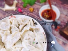 装盘蘸蒜泥酱汁食用
