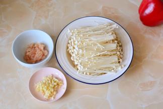 准备好所有的材料，大蒜切碎、金针菇去根清洗干净，肉丝成丝备用