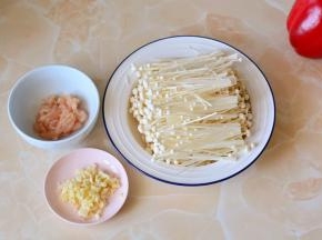 准备好所有的材料，大蒜切碎、金针菇去根清洗干净，肉丝成丝备用